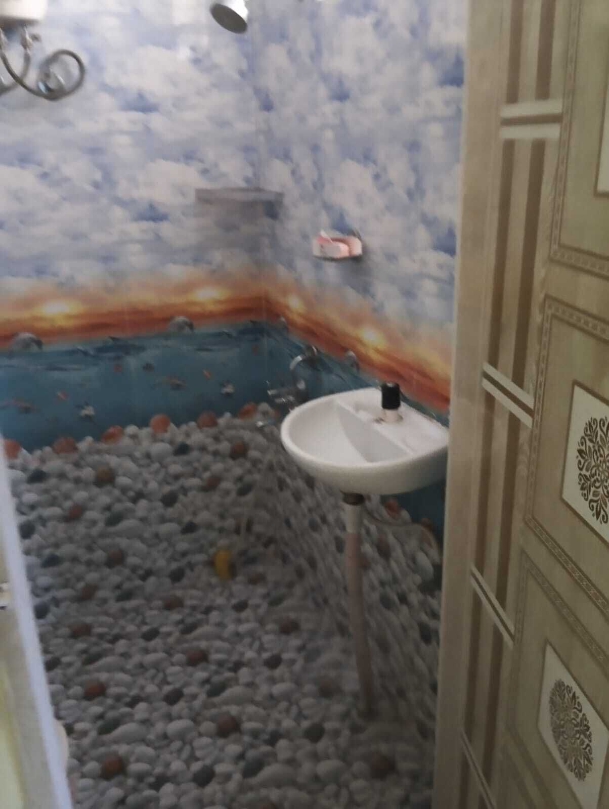 Habitación básica | Baño | Ducha, jabón y champú