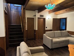 Smart TV, fireplace, video games, DVD player - Lazy Bear Lodge, A Spacious Retreat Walking Distance to Village & Lake! (Lake Arrowhead)