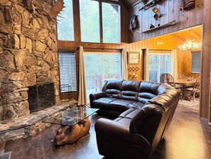 Smart TV, fireplace, video games, DVD player - Lazy Bear Lodge, A Spacious Retreat Walking Distance to Village & Lake! (Lake Arrowhead)