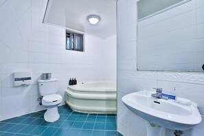 Basic Quadruple Room, Private Bathroom (Parking available) | Bathroom | Hair dryer, towels, soap, shampoo - Picasso Motel (Seoul)