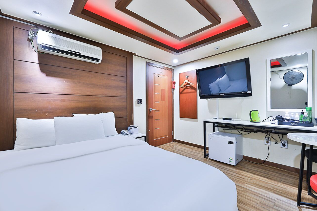 Basic Double Room, Private Bathroom (Parking available) | Wifi gratis