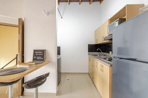 Kylskåp, mikrovågsugn, spishäll och kaffe- och tebryggare