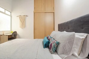 1 sovrum, skrivbord, strykjärn/strykbräda och wi-fi