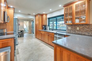 Fridge, microwave, stovetop, dishwasher