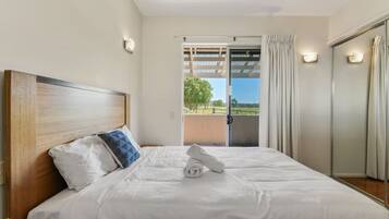 6 bedrooms, iron/ironing board, WiFi, bed sheets