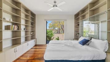 6 bedrooms, iron/ironing board, WiFi, bed sheets