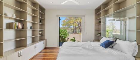 6 bedrooms, iron/ironing board, WiFi, bed sheets