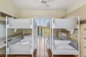 6 chambres, fer et planche à repasser, Wi-Fi, draps fournis