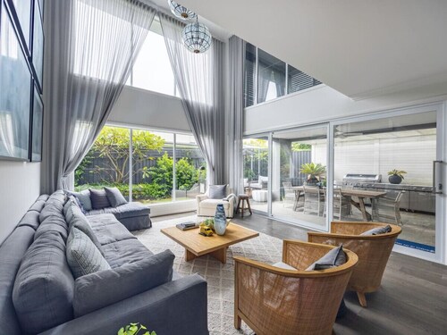 Stunning & Luxurious 4-Bedroom Mansion @Rochedale