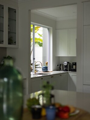 冷蔵庫、電子レンジ、オーブン、コンロ