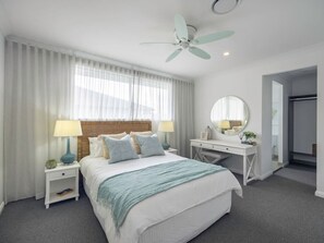 4 室のベッドルーム、デスク、アイロン / アイロン台、WiFi