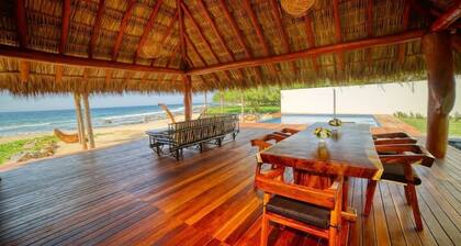 Beachfront in Manzanillo Bay-Lindo Atardecer