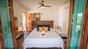 5 bedrooms, WiFi (free), bed sheets - Beachfront in Manzanillo Bay-Lindo Atardecer (Troncones)
