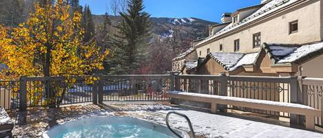 Tina de hidromasaje al aire libre