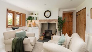 TV, fireplace, DVD player, stereo - Beautiful Cottage nr Mendip Hills, Private Parking (Chilcompton)