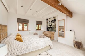 4 slaapkamers, een bureau, een strijkplank/strijkijzer, wifi