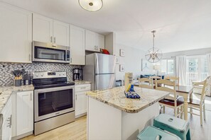 Køleskab, mikrobølgeovn, ovn, kogeplade