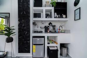 Kühlschrank, Mikrowelle, Herdplatte, Wasserkocher mit Kaffee-/Teezubehör