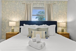 5 quartos, escrivaninha, ferros/tábuas de passar roupa, berço de viagem