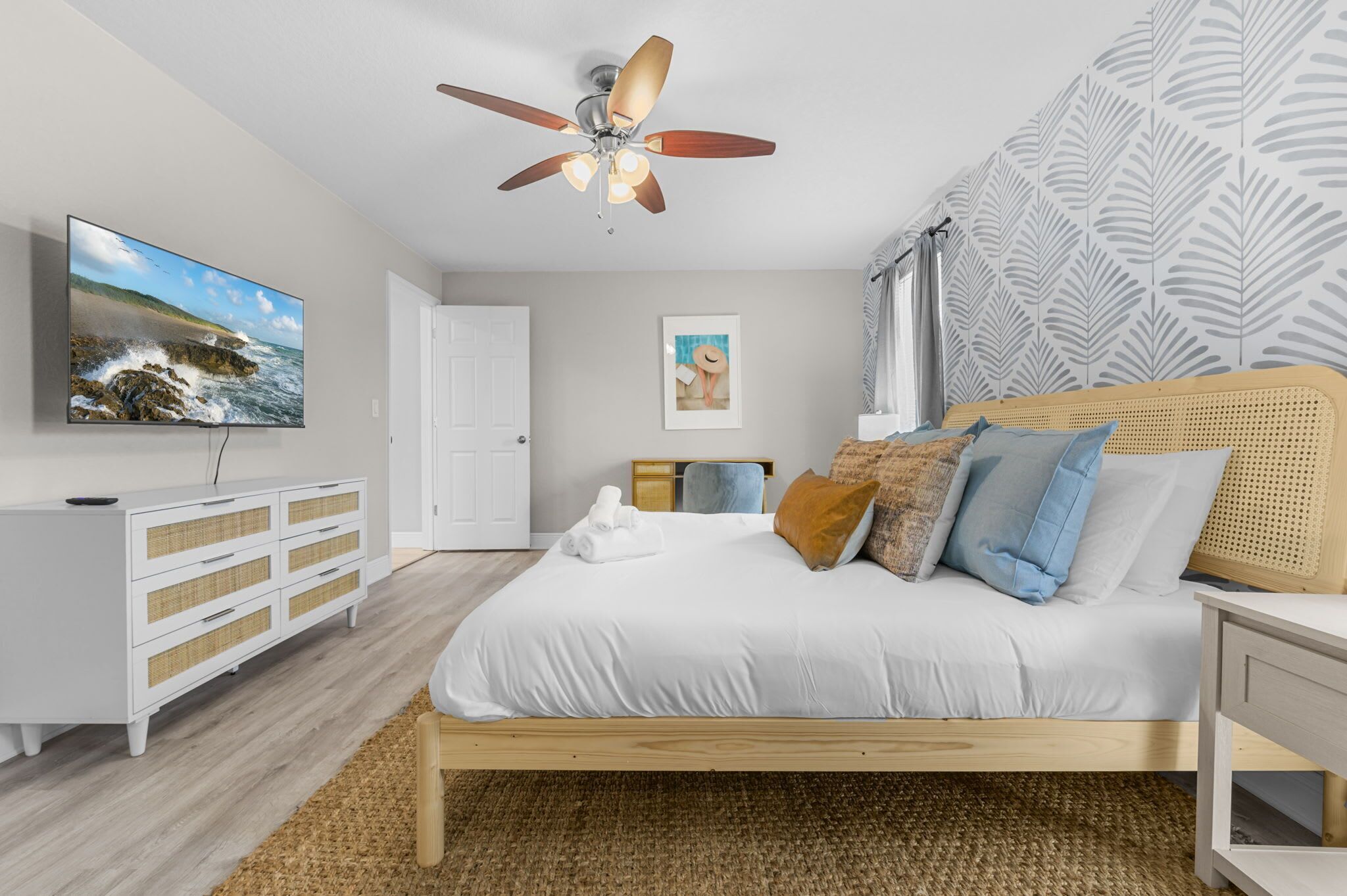 5 bedrooms, desk, iron/ironing board, travel crib