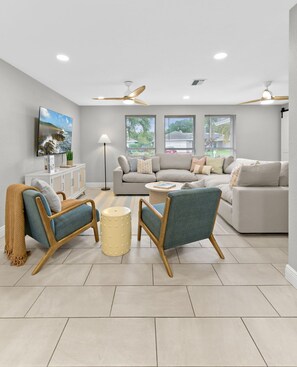 Televisión, chimenea, futbolito, oficina