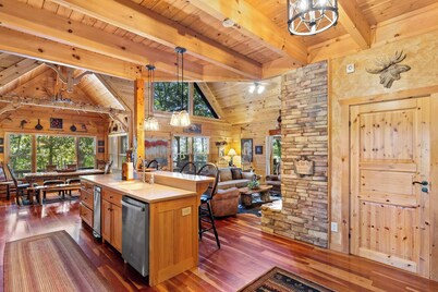 Views for Miles! Outdoor Fireplace~ Hot Tub