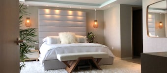 4-bedroom house with WiFi and AC in delightful Overland Park