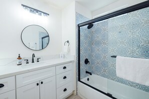 Secador de cabelo, toalhas de banho, sabonete, shampoo