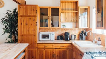 Fridge, microwave, oven, coffee/tea maker