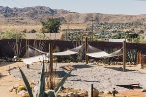 Property grounds - 6min to JT Park, Downtown. Pet-Friendly! Stargaze & NightView, Elevated Backyard (Joshua Tree)
