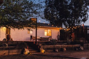 Exterior - 6min to JT Park, Downtown. Pet-Friendly! Stargaze & NightView, Elevated Backyard (Joshua Tree)