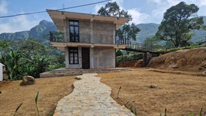 Una casa de dos pisos con un camino de piedra que lleva a la entrada.