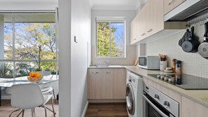 Een magnetron, een oven, een kookplaat, een broodrooster