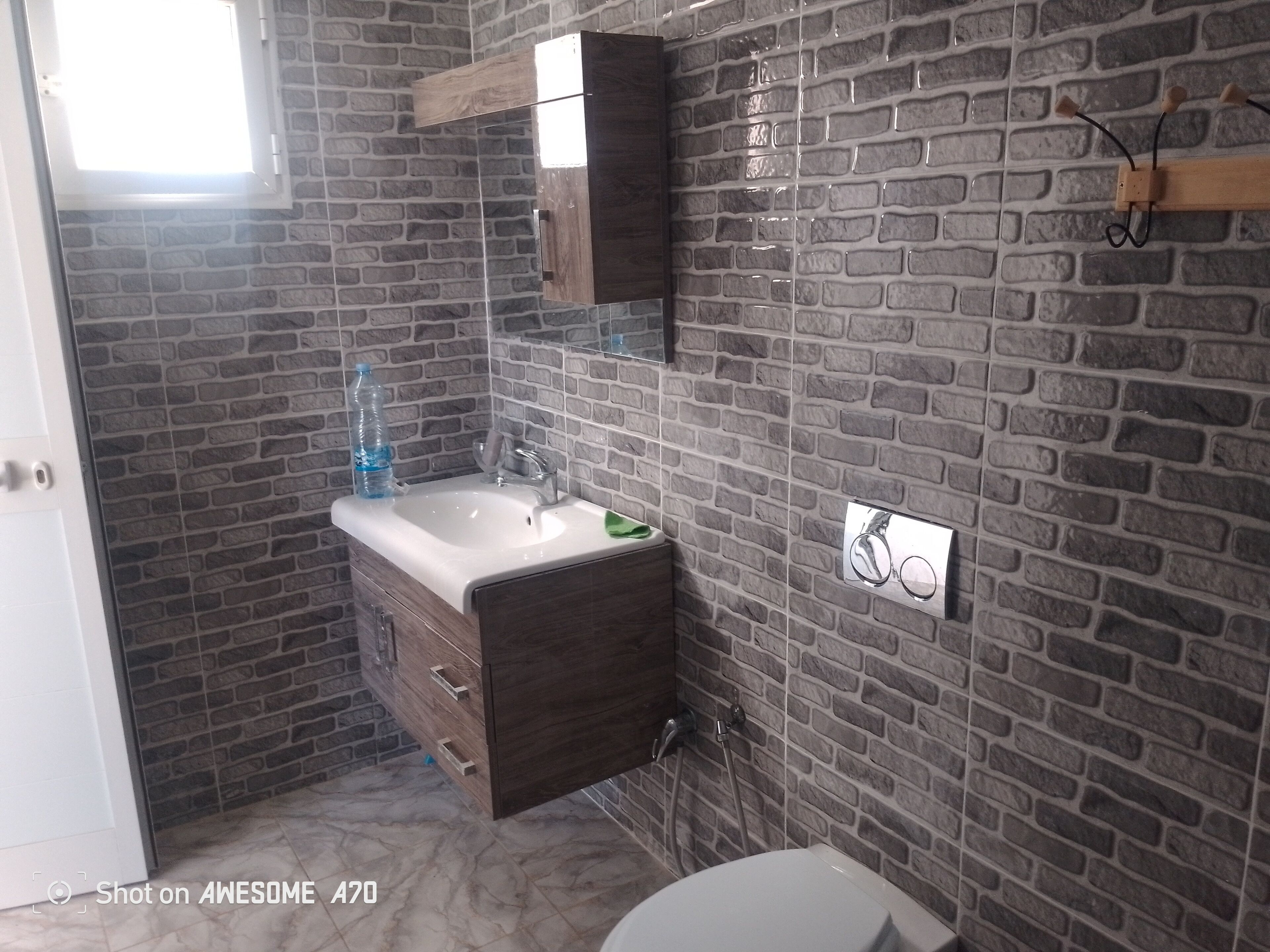 Douche, sèche-cheveux, bidet, serviettes fournies