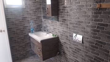 Douche, sĂšche-cheveux, bidet, serviettes fournies