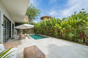 Ulkouima-allas, aurinkovarjoja, aurinkotuoleja