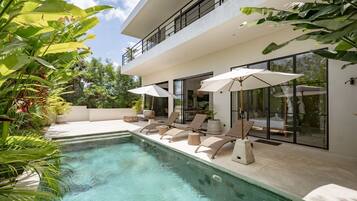 Piscine extérieure, parasols de plage, chaises longues