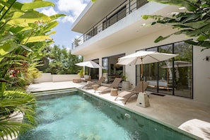 Outdoor pool, pool umbrellas, pool loungers - Aviela Luxury Villa (Pecatu)