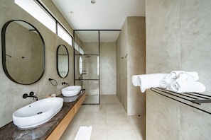 Design-huvila, 3 makuuhuonetta, yksityinen uima-allas | Kylpyhuone | Syvä kylpyamme, ilmaiset hygieniatuotteet, pyyhkeet, saippua