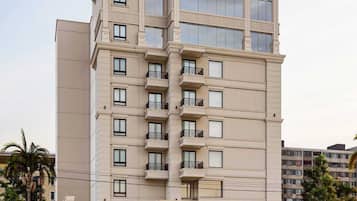 Vista frontal de la propiedad