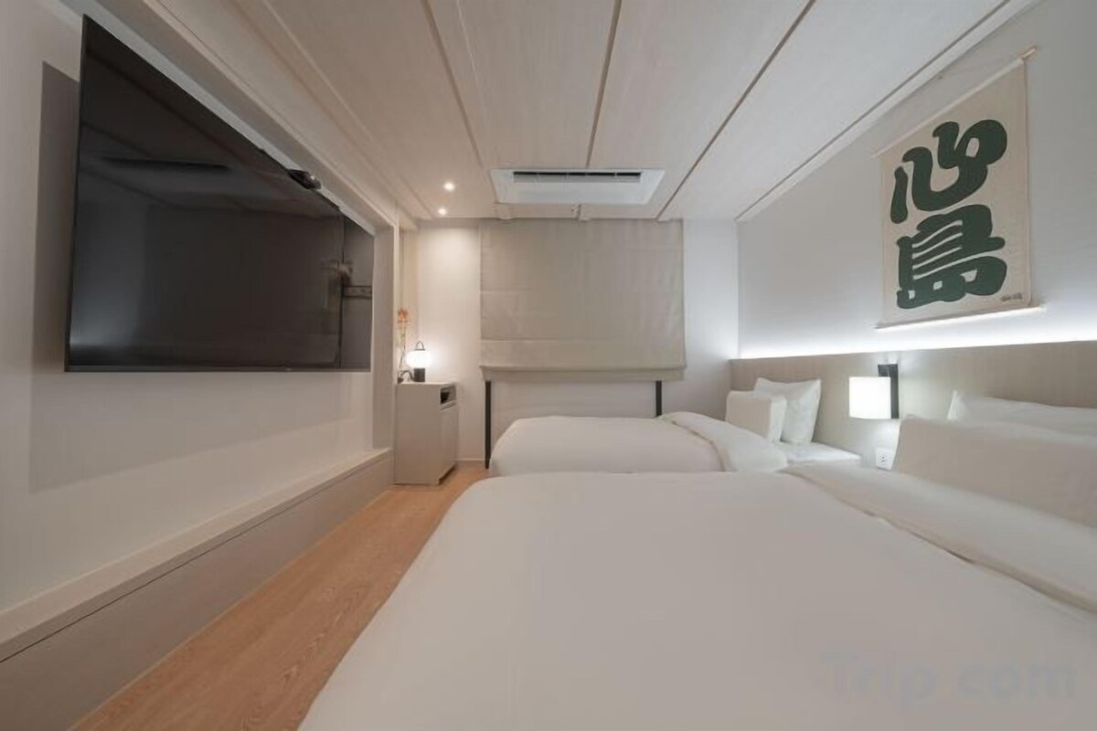 Free minibar, soundproofing, free WiFi, bed sheets