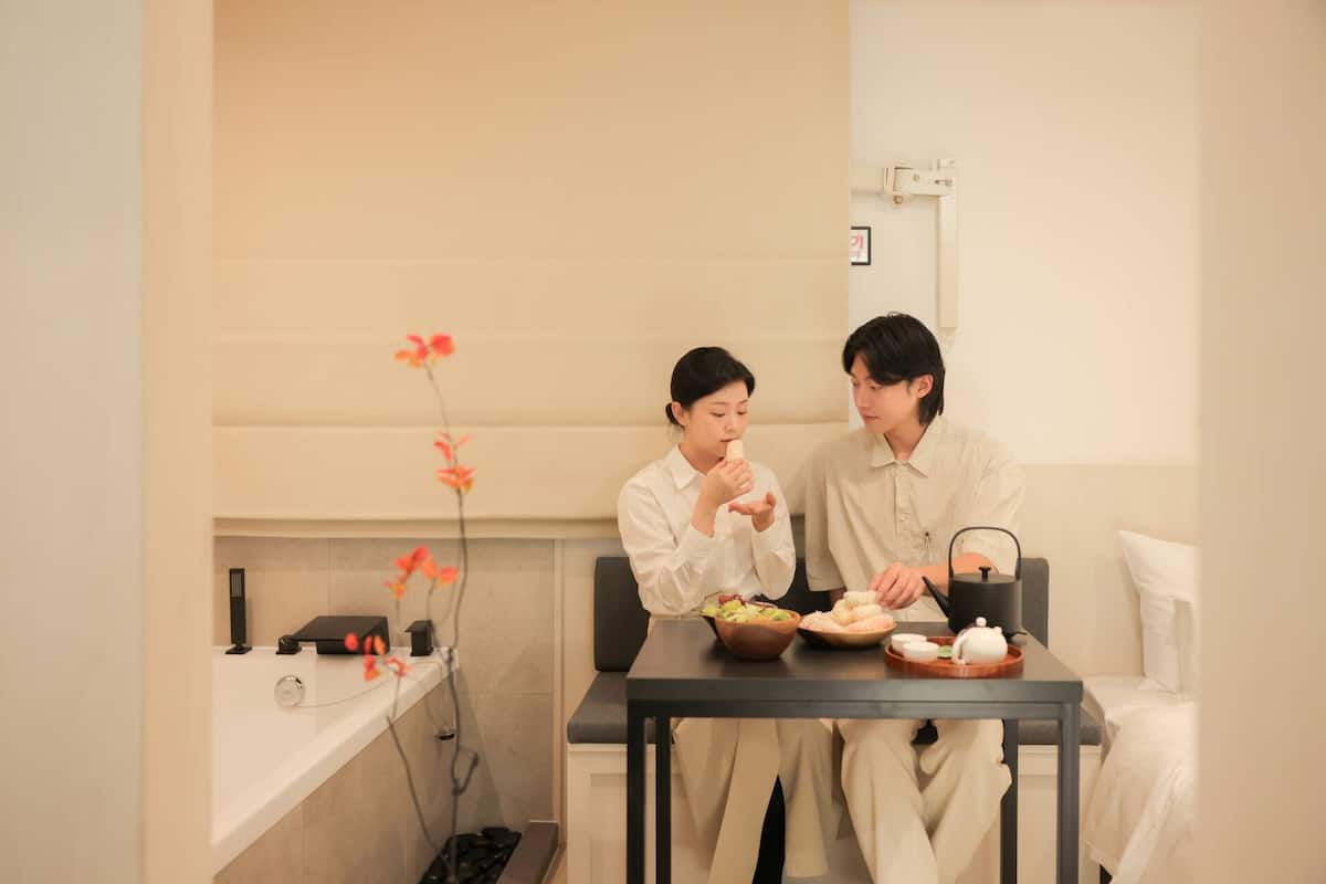 Club-Zimmer | Kostenlose Minibar, schallisolierte Zimmer, kostenloses WLAN, Bettwäsche