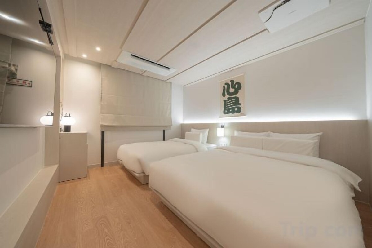 Free minibar, soundproofing, free WiFi, bed sheets