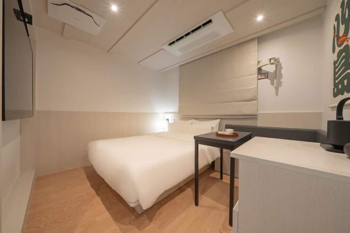 Frigobar (abastecido com itens grátis), quartos à prova de som