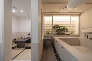 Minibar con artículos gratuitos, wifi gratis y ropa de cama