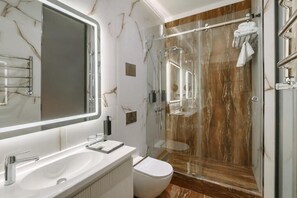 Doppia Deluxe, vista città | Una cassaforte in camera, ferro/asse da stiro, Wi-Fi gratuito