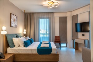 Junior-stúdíósvíta - svalir - sjávarsýn að hluta | Míníbar, öryggishólf í herbergi, myrkratjöld/-gardínur, hljóðeinangrun