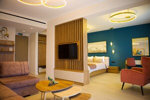 Minibar, caja de seguridad en la habitación y cortinas blackout 