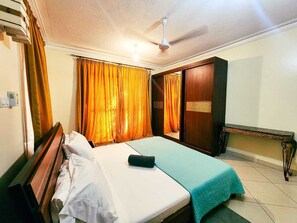 3 chambres, fer et planche à repasser, Wi-Fi, draps fournis