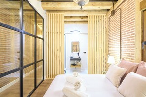 2 habitaciones, tabla de planchar con plancha, wifi y ropa de cama 